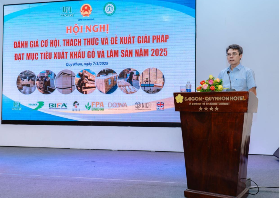 Ông Phạm Anh Tuấn phát biểu khai mạc hội nghị về đánh giá cơ hội và thách thức trong ngành gỗ, diễn ra tại khách sạn Saigon - Quy Nhơn.