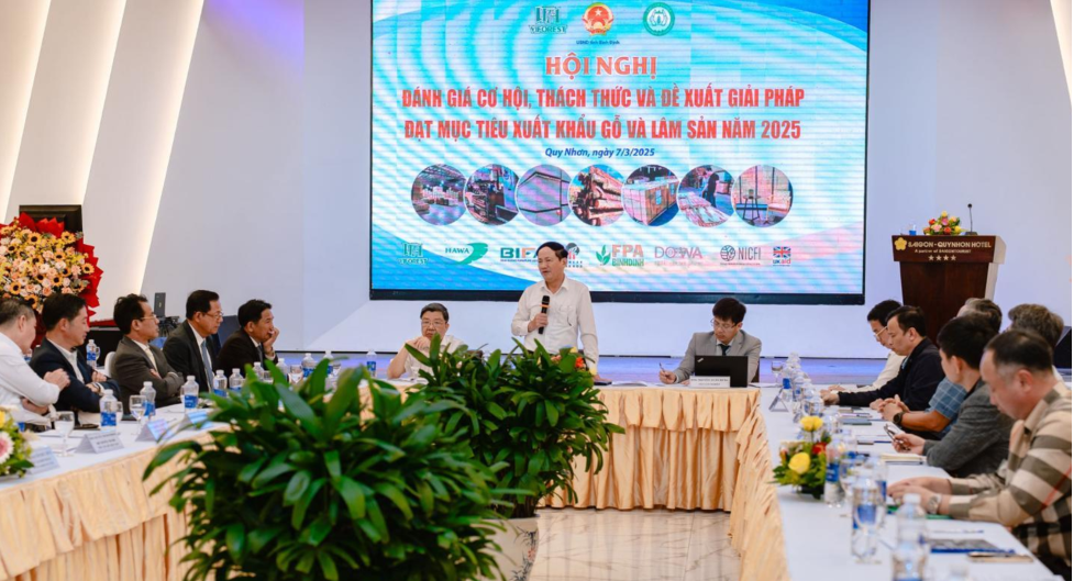 Hội nghị bàn về cơ hội và thách thức trong ngành gỗ Việt Nam với sự tham gia của nhiều đại biểu và doanh nghiệp.