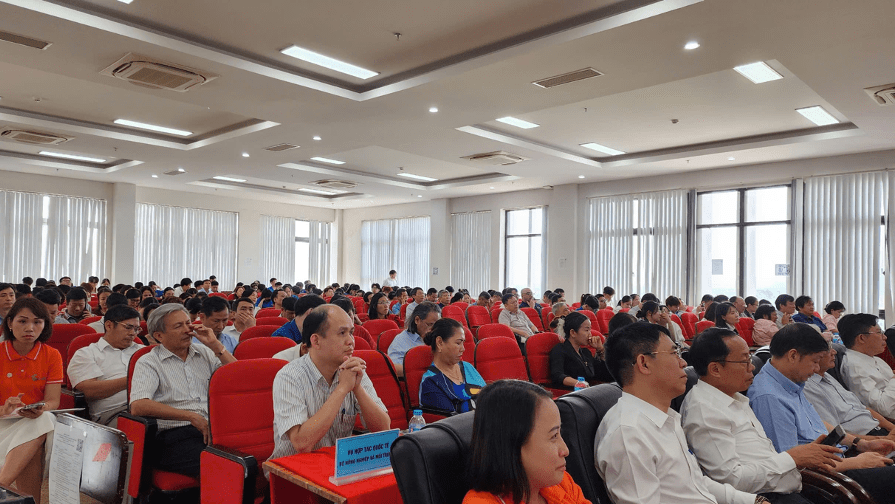 Hội trường với đông đảo người tham dự Hội thảo về chính sách bảo vệ rừng tại Trường Đại học Lâm nghiệp.