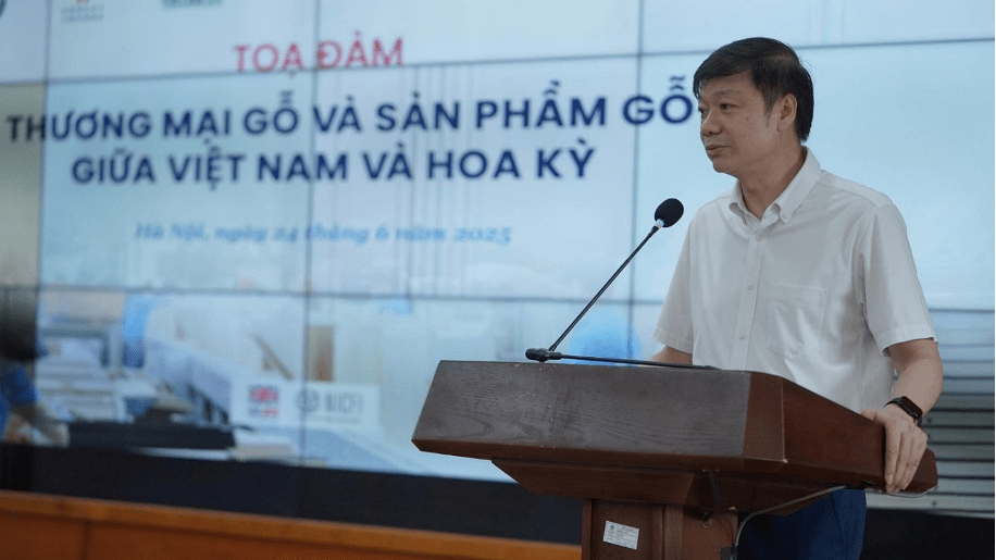 Ông Trần Quang Bảo phát biểu khai mạc tọa đàm về thương mại gỗ và sản phẩm gỗ giữa Việt Nam và Hoa Kỳ tại Hà Nội, ngày 24 tháng 6 năm 2025.